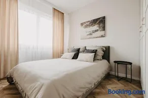 Balcony & Parking, Modern Elegant Apartment! Near Tram - Image 1