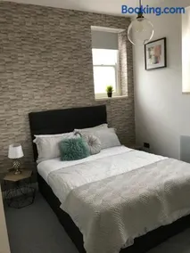 1 bed river apartment on the docks - Image 4