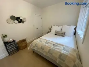 Modern Apartment Close To The Beach with Parking - Image 5