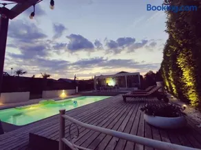 Guest house with private pool & jacuzzi - Image 1