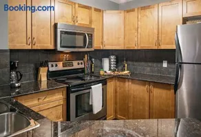 Modern Cozy 2 Bed 2 Bath with Lake and Mountain Views Pool and Hot Tub - Image 4