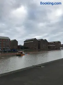 1 bed river apartment on the docks - Image 2