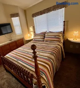 The 303 in the Desert - whole house rental - Image 3