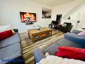 Entire Home in Niagara Region, 6 bedrooms, 5 baths with a game room, arcades - Image 2