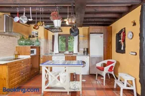 Charming House with Lake View - Image 3