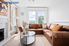 Graceful 3BR Haven in the Peak District - Image 1