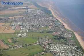 Beautiful 8 Berth Caravan At Heacham Beach In Norfolk Ref 21056C - Image 3