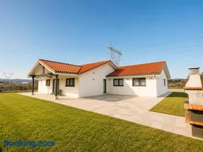 Casa moderna con jardín y barbacoa - Image 1