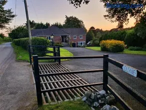 Idyllic 2 Bedroom Self-Contained UpsideDown Annexe - Image 2