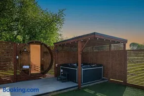 Pen y coed with hot tub and sauna surrounded by countryside views - Image 4