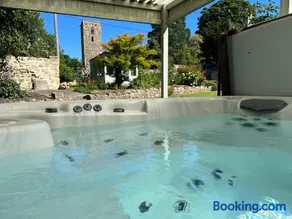 10 Bed Stunning House in village, with Hot Tub - Image 3