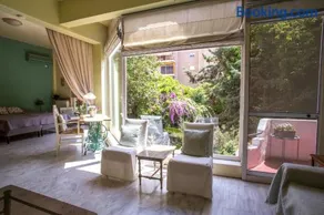 Charming Sunlit Apartment with Garden Views - Image 1