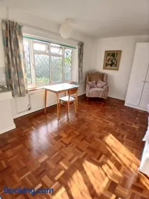 Homestay with calm laptop-friendly rooms - close to beach - Image 3