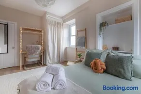 Trendy 2 Bed Flat - Near Airport - Image 2
