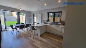 Entire Modern Home with seaview and parking - Image 4