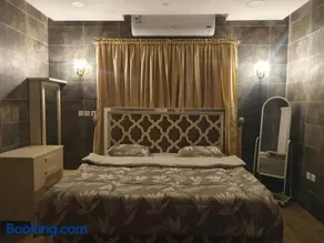 ستوديو بفناء خارجي ومدخل سيارة خاصين - Image 2