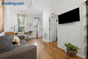 Wicker Park 1-BR Walk to Train & Grocery Easy Downtown Access - Image 2