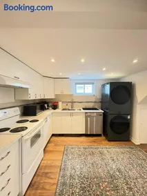 Freshly Renovated Spacious 2BR 2Bath Near TTC and Shops - Image 5