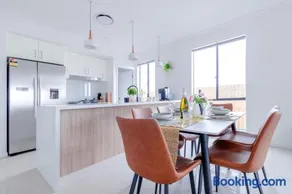 Spacious 5BR Home for Family & Group in Logan Reserve, 30min to Gold Coast - Image 4