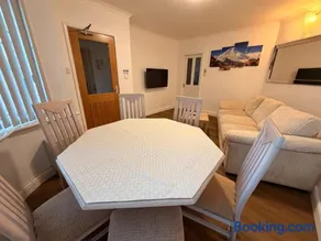 4 Bedroom Home, FREE Parking & Wi-Fi, Garden - Image 3