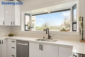 Modern Bellingham Retreat - Image 1