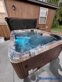 Prairieview Cabin - with Hot Tub - Image 2