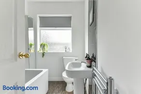Fabulous 3 Bedroom House Near Black Country Museum Contractors & families - Image 3