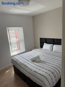 Two bedroom house free parking - Image 2