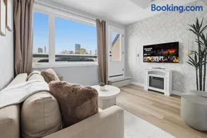 Spacious 3BR Downtown Hub Workspace & Fast WiFi - Image 3