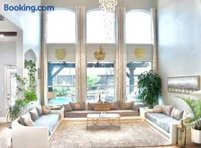 Luxurious 5-Bed home with heated Pool, Jacuzzi, Media Room, Grill and several living spaces! - Image 3