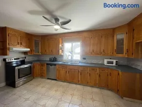 3 BR Apartment Near Wesleyan 202 - Image 1