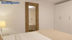 Virginia Suite - Jacuzzi Retreat in Kalamaki - Image 3