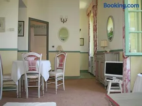 A beautiful 2 persons studio in a chateau with swimming pool - Image 2