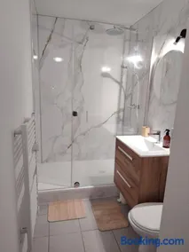 Superbe appartement en face de la plage avec piscine sauna et petite vue mer - Image 5
