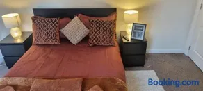 Swindon 6 deluxe doubles 2 with en suite in large house - No Pets - Image 2