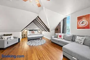 Cozy Top-Floor Retreat in the Heart of Louisville - Image 1