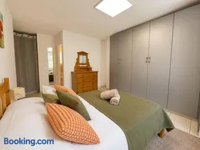 Villa en pleine nature, piscine, jardin et parking - Image 3