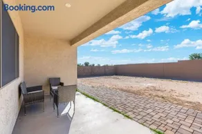 Spacious 4BR Retreat Sleeps 8 Near Spring Training - Image 2