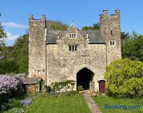 Welsh Gatehouse A Historic Castle Retreat that Welcomes Dogs and Electric Vehicles - Image 5