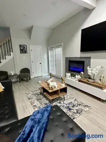 City Oasis Near NRG Stadium, Med Center & Downtown! - Image 3