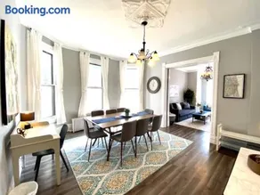 Walk to Wrigley 3BR1BA Sleeps 8 Free Parking - Image 2