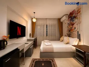 Designer Boutique Suite l Garden City l Netflix - Image 1