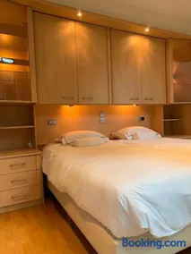 lovely two bedroom apartment with free parking - Image 2