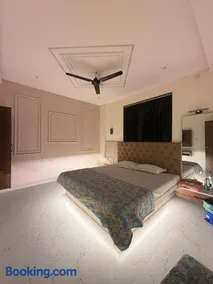 Hotel Tulip Inn & Lodging - Image 1