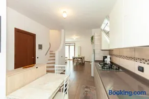 Bright Villa with Balcony and Jacuzzi, Milan Area - Image 2