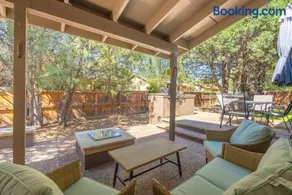 3BR Cozy Retreat Firepit Hot Tub BBQ & Patio - Image 4