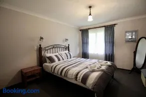 Jen’s Beach House - easy walk to the Ocean, Colourpatch Cafe by the river - Image 1