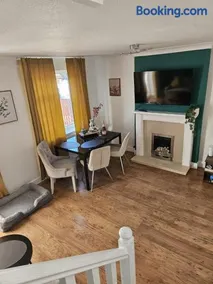 Modern 3-Bed Detached House with a Double Driveway, Free Wi-Fi, Garden with Playground and BBQ - Image 5
