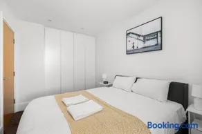 New 1 Bed Flat for 4 near River & Clapham Junction - Image 4