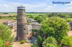 The Old Mill, 7 storey,, dog friendly outdoor pool & bbq - Image 2